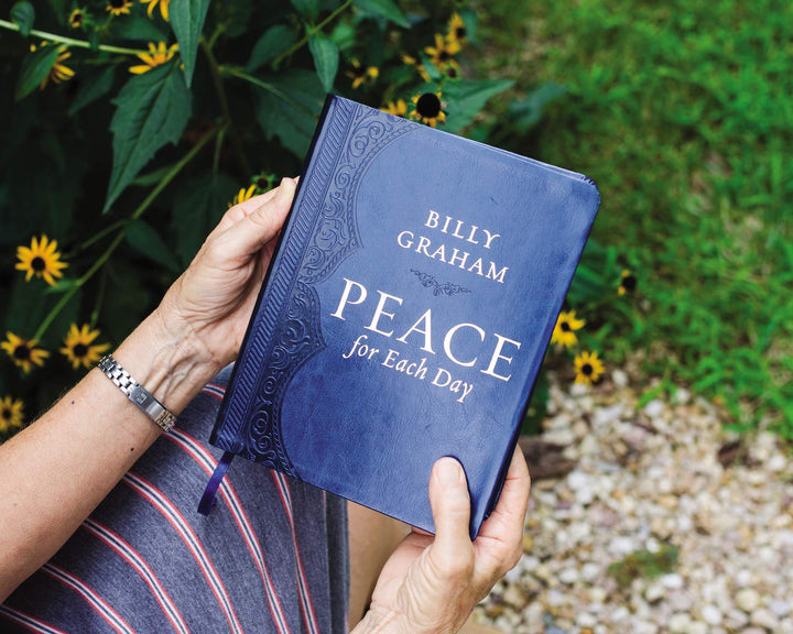 Peace for Each Day: Daily Devotions to Comfort Your Soul and Calm Your Mind